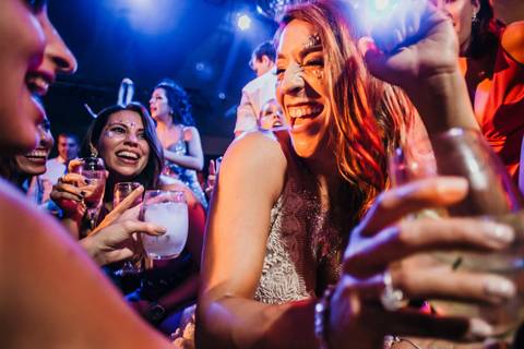 Novia divertida con amigas en la fiesta de casamiento. Campos de Ibarlucea. Erika Fayolle.'