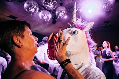 Máscara de caballo en la boda en Campos de Ibarlucea.'