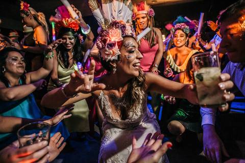 Máscaras y pelucas para el carnaval carioca de este casamiento. Novia bailando divertida con sus amigas en Campos de Ibarlucea.'