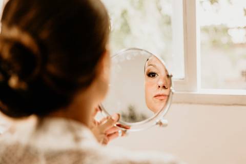 Novia con espejo en su make up. Erika Fayolle fotografía'