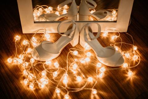 Zapatos de novia. Luces. Guirnalda. Boda. Casamiento en Rosario. Erika Fayolle fotografía.'