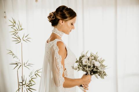 Novia con ramo y vestido. Preparativos de novia el día de su boda. Casamiento en Rosario. Erika Fayolle fotografía. '