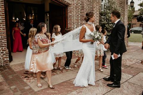 Parrroquia Cristo Rey. Novios saludando. Vestido de novia con velo. Erika Fayolle fotografía'