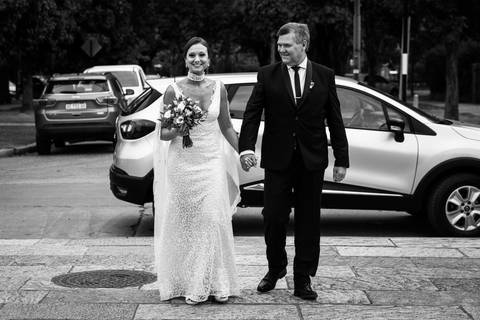 Boda. Novia entrando a la iglesia con su papá. Fisherton. Casamiento. Erika Fayolle fotografía'