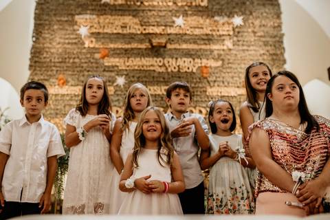 Cortejo. Niños esperando a la novia. Casamiento en Fisherton. Parroquia Cristo Rey. Erika Fayolle fotografía'