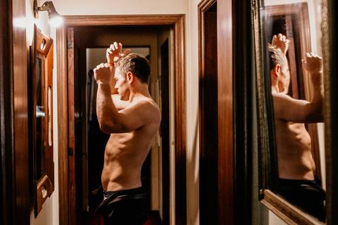 Novio ante el espejo. Arreglándose para la ceremonia. Erika Fayolle fotografía.'