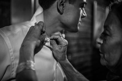 Mamá del novio y novio en los preparativos de la boda. Casamiento Erika Fayolle'