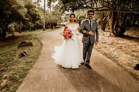 Novia y padre entrando a la ceremonia. Brasil. Erika Fayolle fotografía'