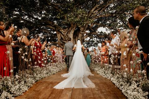 Ceremonia en Bahía, Brasil. Praia do Forte. Vestido de novia con cola. Boda al atardecer. Erika Fayolle fotografía'