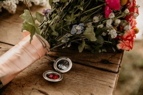 Ramo de novia con flores silvestres. Boda de día en Brasil. Erika Fayolle fotografía de casamiento.'
