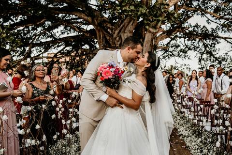 Ceremonia. Novios besándose. Boda al aire libre al atardecer en Brasil. Salvador de Bahía. Erika Fayolle fotografía.'