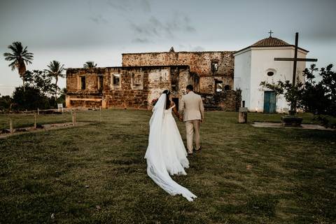 Pareja de novios en su boda. Casamiento en el Castelo Dávila. Bahia. Praia do Forte. Brasil. Casamiento Erika Fayolle fotografía.'