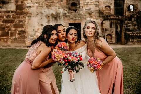 Madrinas y novia con bouquet. Ramo de novia en esta boda en la playa. Casamiento al atardecer en Brasil. Erika Fayolle fotografía shabby.'