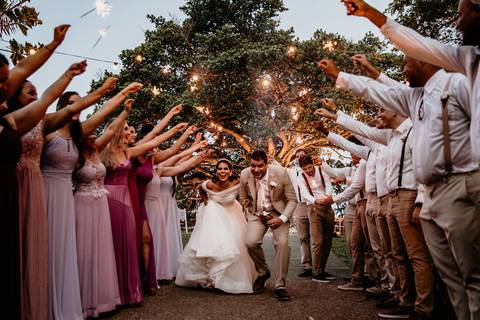 Luces con estrellas para estos novios. Madrinas y padrinos en la boda en Brasil. En la playa al atardecer. Casamiento shabby por Erika Fayolle fotografía.'