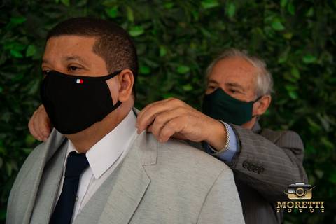 papai arrumando o noivo'