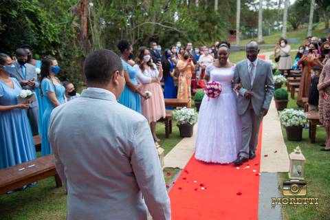 noivo recebendo a noiva'