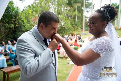 beijo na aliança da noiva'