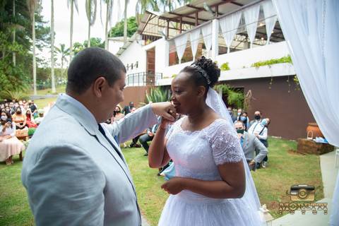 beijo na aliança do noivo'