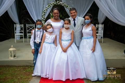 noivos com as crianças'