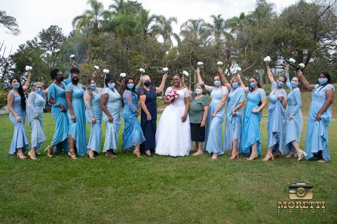 noiva com as mães sogra e madrinhas'