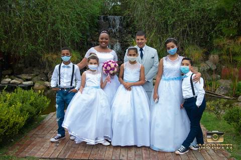 noivos com as daminhas e pajens'