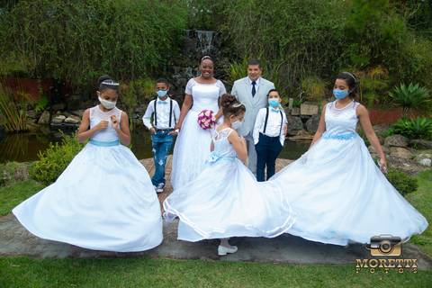 noivos com as daminhas e pajens'