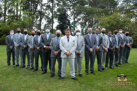 foto do noivo com pai sogro e padrinhos'