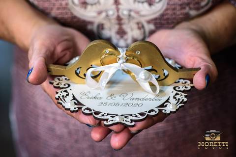 vó levando as alianças'