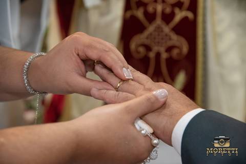 troca de alianças noivo'