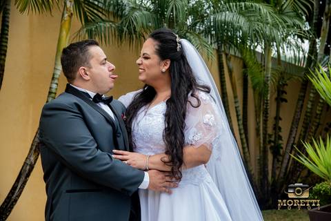 noivos com caras e bocas'