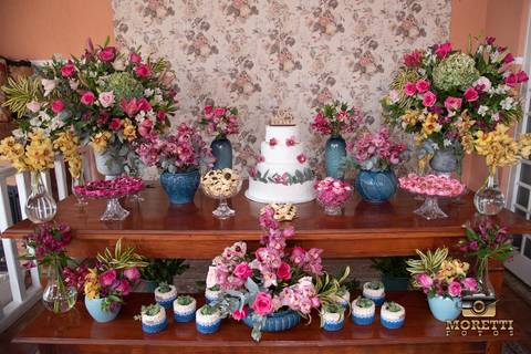 decoração da mesa do bolo'