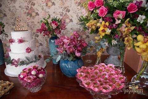 decoração da mesa do bolo'