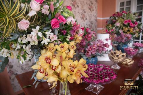 decoração da mesa do bolo'