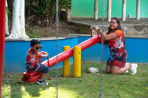 mamãe brincando com aniversariante'