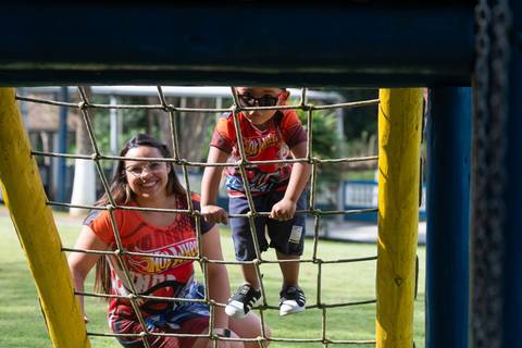 mamãe brincando com aniversariante'