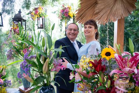 noivos na decoração de flores naturais'