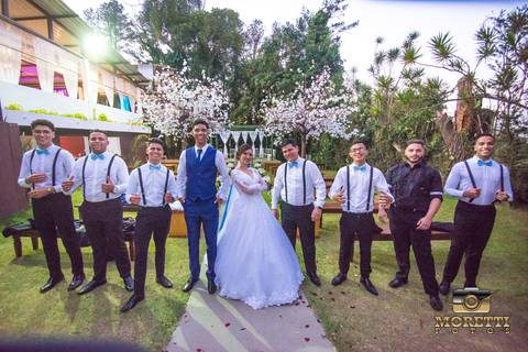 noivos com os padrinhos'