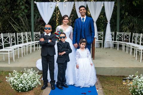 noivos com as crianças'