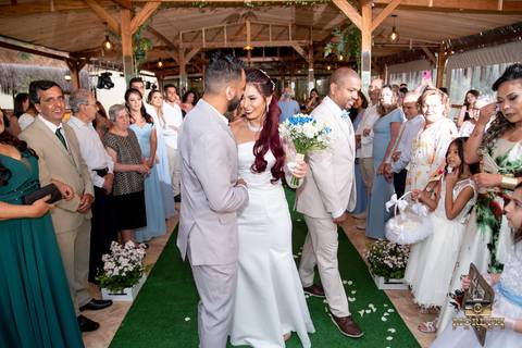 noivo recebendo a noiva '