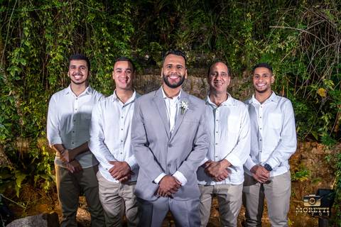 noivo com padrinhos'