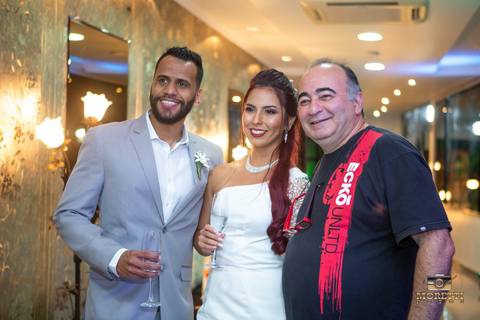 noivos com convidados'