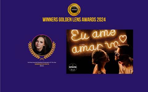 Sabrina Schuck, reconhecida como a terceira fotógrafa de casamento mais premiada de 2024, destaca o amor com estilo. Na imagem, um casal com óculos estilizados se olha, em frente a um letreiro que diz ‘Eu amo amar você’, criando uma atmosfera única.'