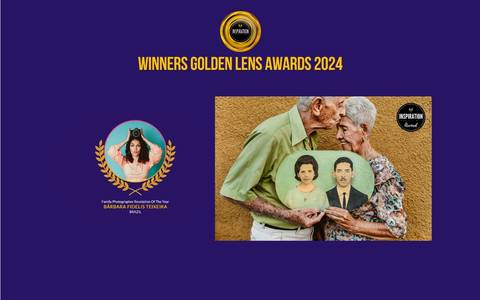 Bárbara Fidelis Teixeira, vencedora da categoria Fotógrafa de Família Revelação de 2024, capturando a essência de gerações com um casal idoso segurando uma foto antiga de seu casamento. Uma homenagem à memória e ao amor atemporal.'