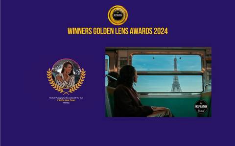 Carolina Zani, eleita Fotógrafa de Retrato Revelação de 2024, contemplando a Torre Eiffel em Paris. Imagem vencedora do Golden Lens Awards, simbolizando excelência na fotografia de retrato com uma perspectiva única e icônica.'