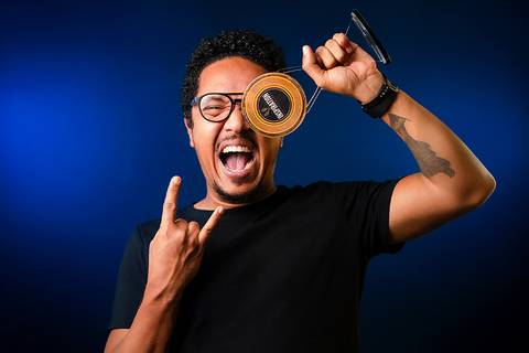 João Freitas, fotógrafo de Minas Gerais, celebra a conquista da Lente de Ouro 2024 como Fotógrafo do Ano Mundial. Reconhecido internacionalmente pela fotografia de casamento, ele eleva o trabalho da Fala das Imagens com histórias únicas e emocionantes.'