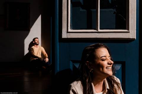 Casal sorrindo em ensaio pré casamento'