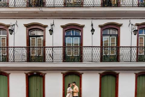 Casal bebendo em cidade histórica'