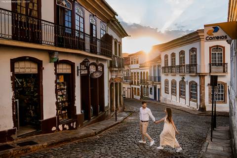 Casal de mãos dadas andando'