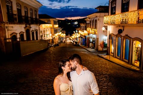 Casal feliz no entardecer'