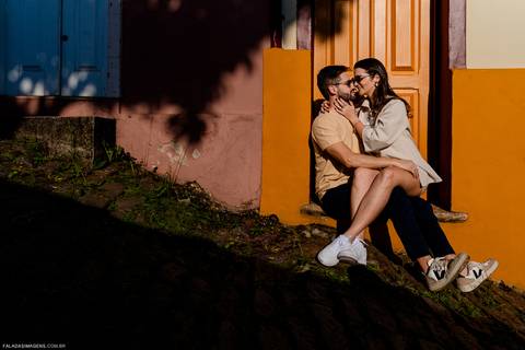 Casal apaixonado em ensaio pré-wedding'